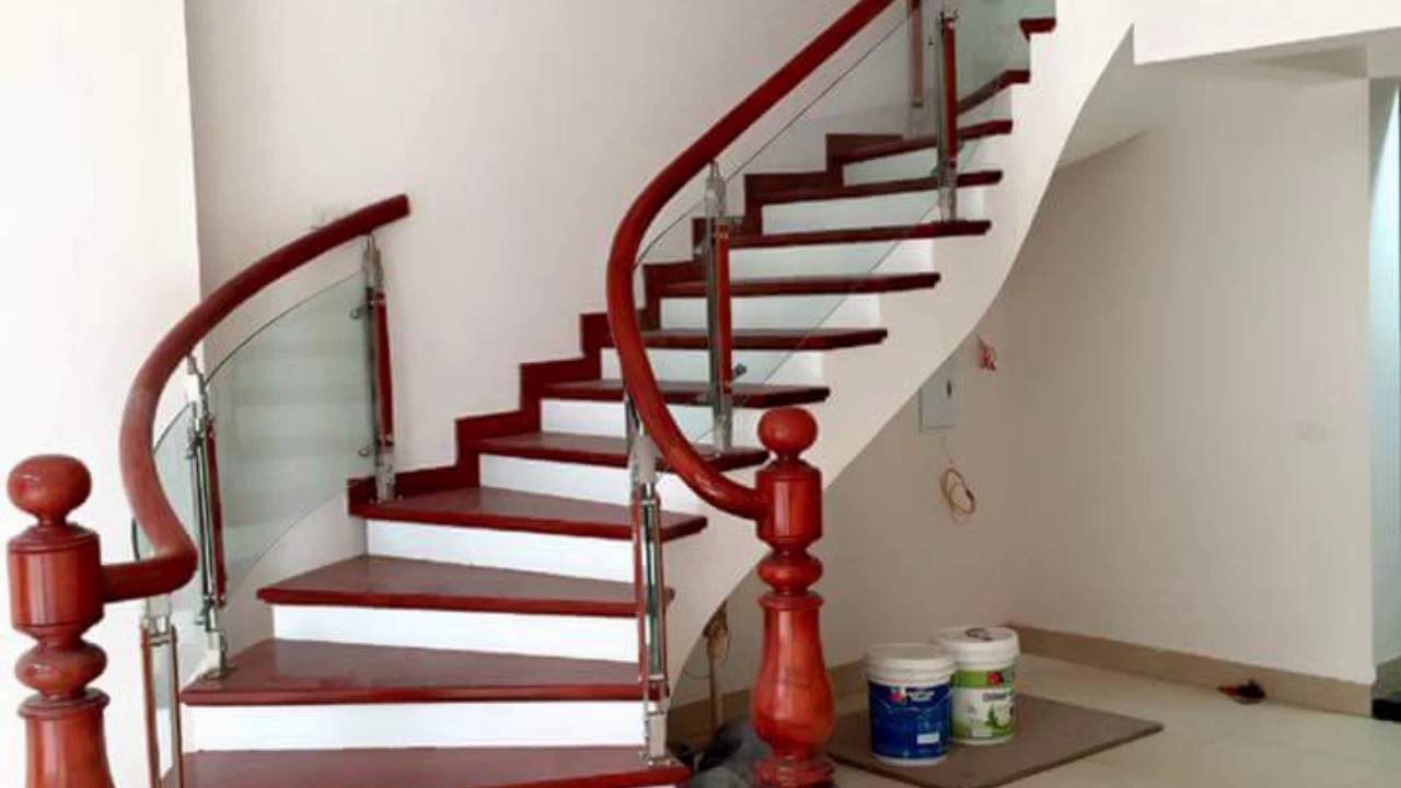Lan can cầu thang kính tay vịn gỗ hiện đại, sang trọng