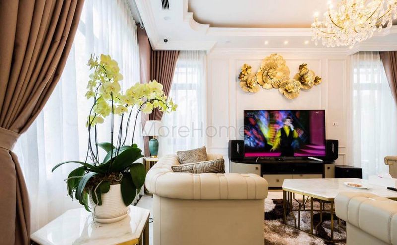 Bộ sofa bọc da tân cổ điển màu vàng hòa hợp với tổng thể thiết kế ngôi nhà