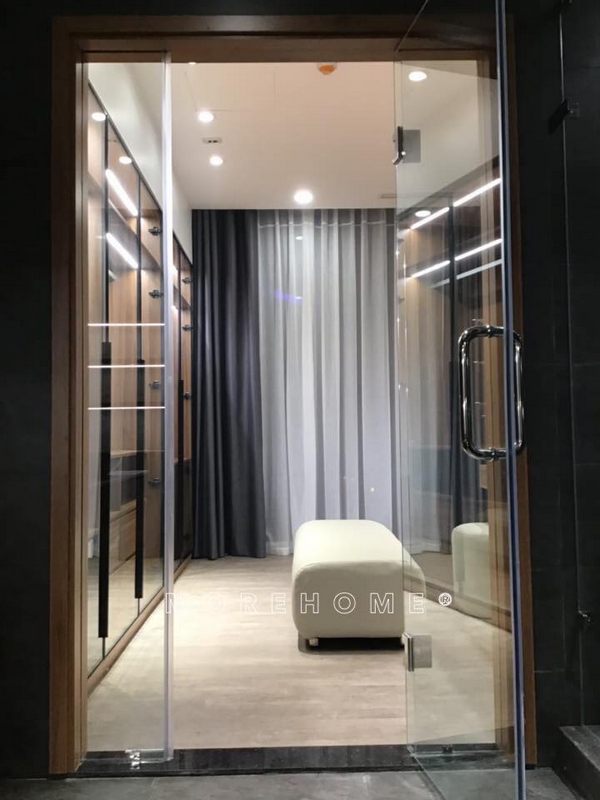 Khách hàng tại căn hộ Penthouse Skylake Phạm Hùng Hà Nội được thi công phòng thay đồ phòng thay quần áo hiện đại từ gỗ công nghiệp An Cường.